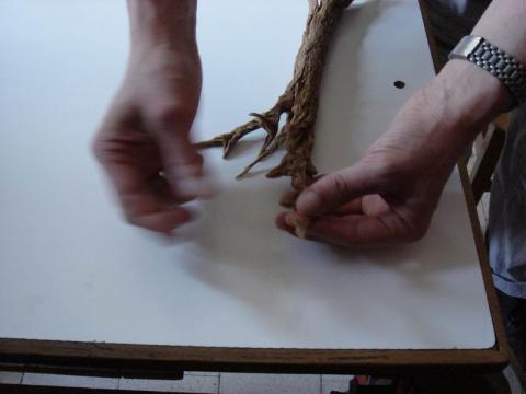 Vincent Floderer mutatja a fa készítését