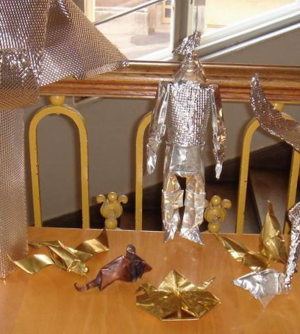 Wogerné Sági Judit fémből hajtogatott modelljei