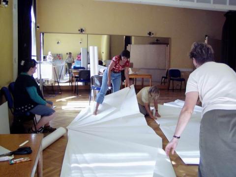 Ha kézzel-lábbal hajtogatunk gyorsabban elkészül.