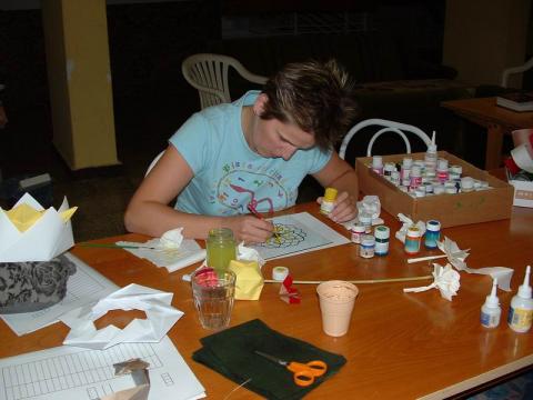 Kovács Györgyi üveget fest