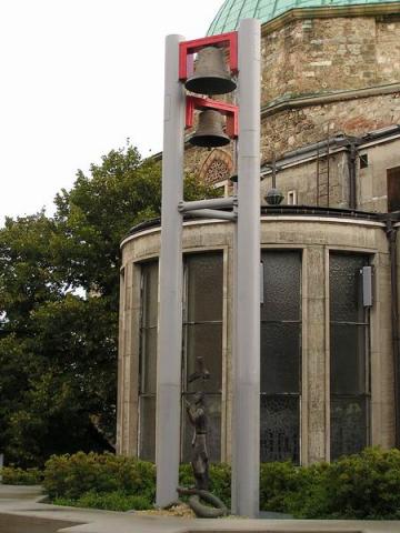 Pécs új látványossága: a felemelkedő harangok