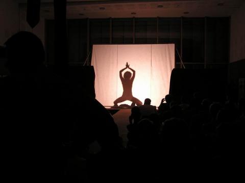 Árnyjáték a 18. találkozó megnyitóján