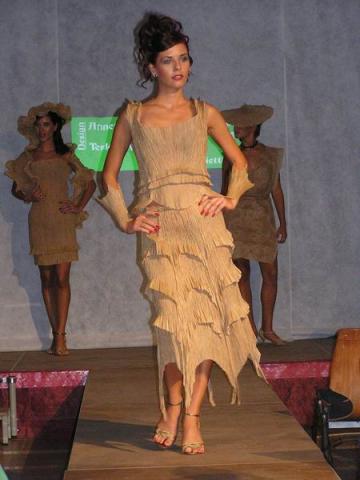 Divatbemutató a 18. találkozó megnyitóján