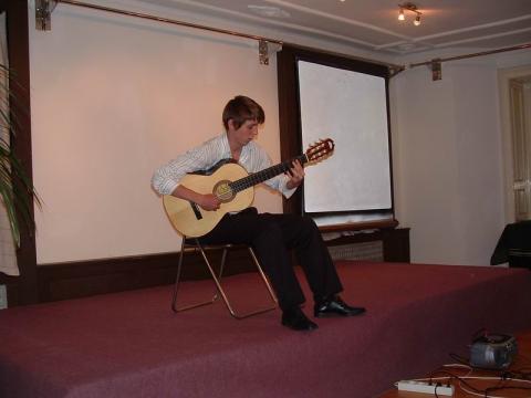 A Fényhajtások című kiállítás megnyitója