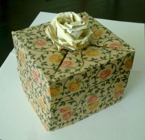 Ajándékdoboz Kawasaki rózsával