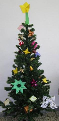 Karácsonyfa origami díszekkel