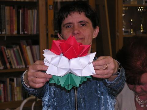 Szilágyi Zsuzsanna: Nemzetiszín kusudama