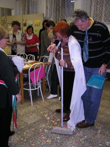 Apró-papír söprés