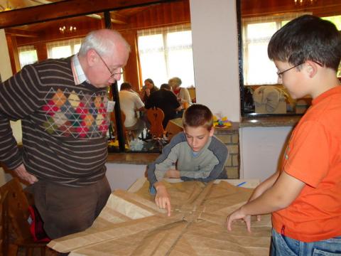 Ádám és Richárd tesszalációt készít Soma segédletével