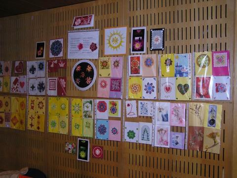 Porkoláb Rozália: Teatasakkal díszített képeslapok