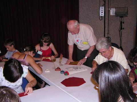 Somos Endre tesszalációt tanít