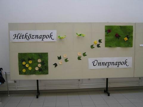 Hétköznapok - Ünnepnapok kiállítás nyitó paravánja