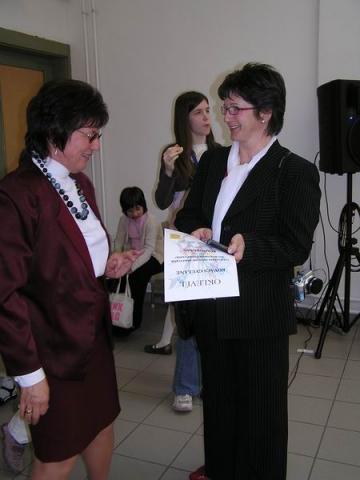 Kovács Gyuláné Erika átveszi a különdíjat