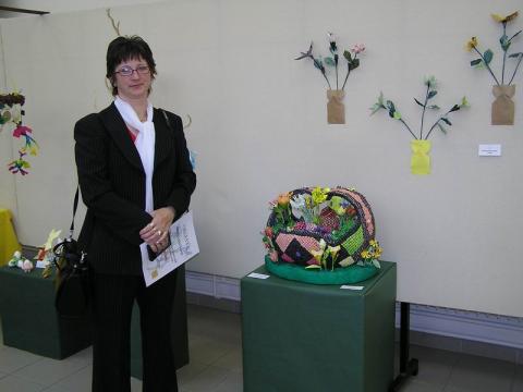 Kovács Gyuláné Erika és alkotása, a tavaszi virágkosár